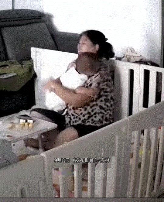笑不活了！吉林，一小宝宝和婆婆在家中玩耍，这爸爸则在另一边卧室睡觉，可这时突然一
