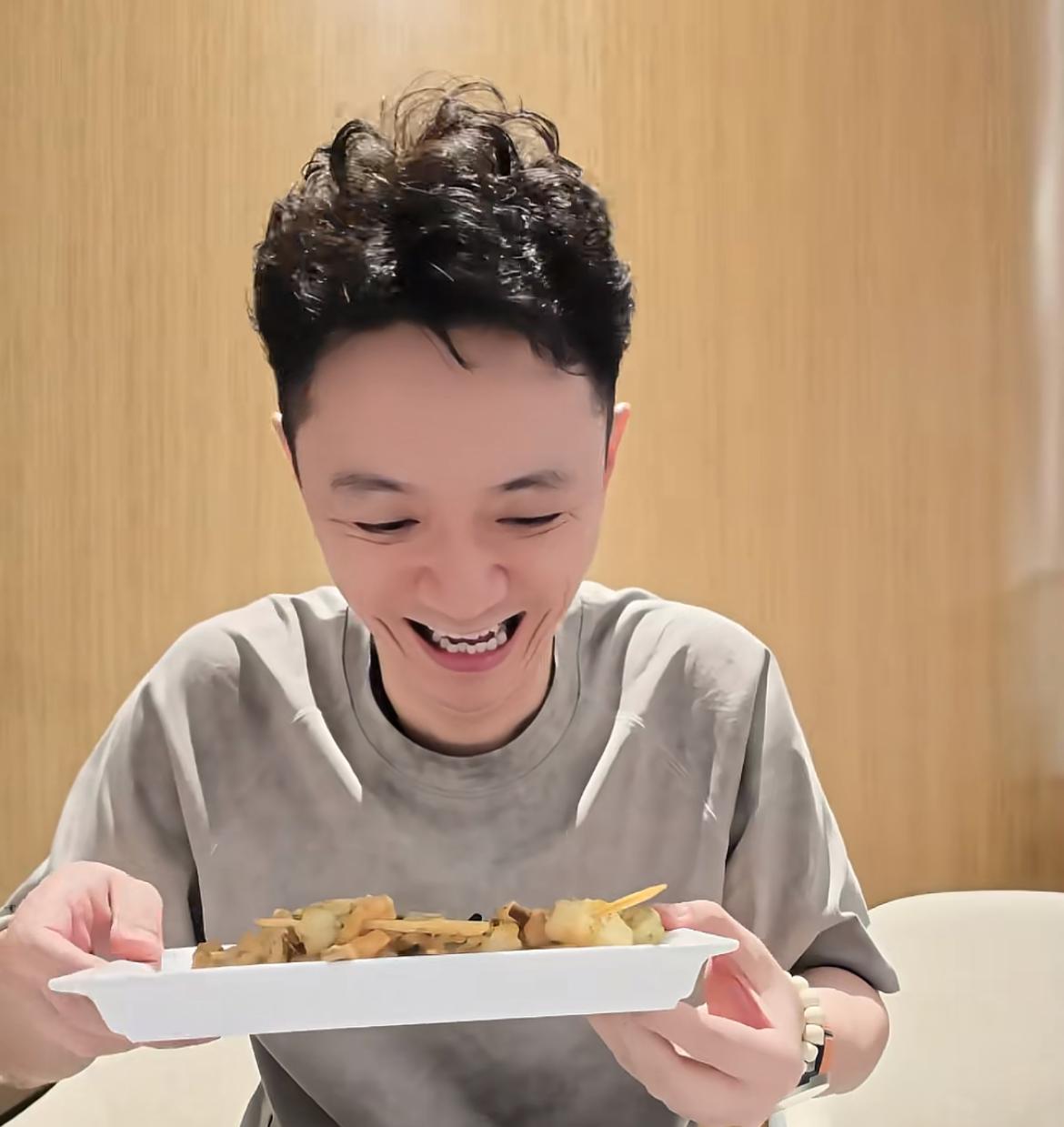 曝山东前知名主持人李鑫再度前往爱尔兰定居，携两个儿子踏上行程，赶赴北京乘坐飞机，
