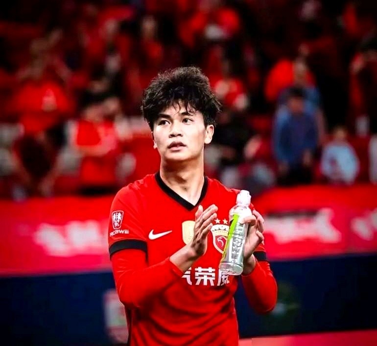 半决赛单刀破韩国，铜牌战半场奔袭世界波，19岁的王钰栋踢疯了。可亚运会刚踢完，他在场边却被难住了。手
