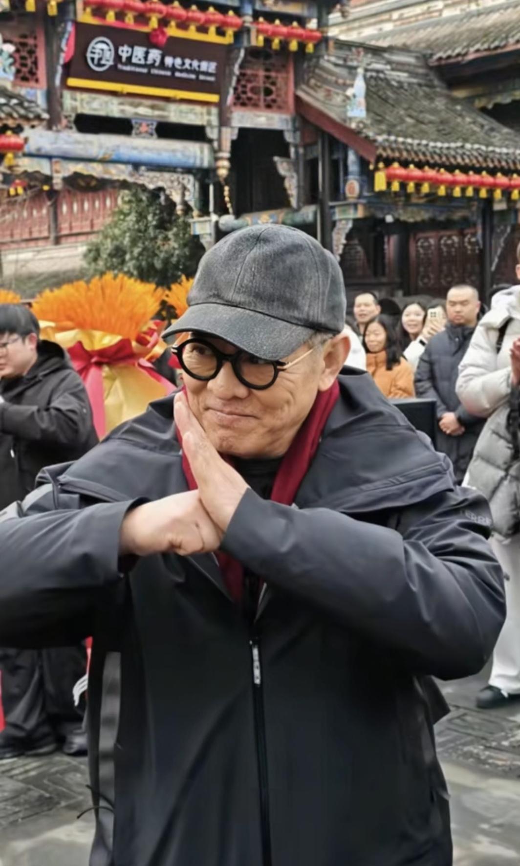 把李连杰骂上热搜，说他「不配演中国人」，这事儿的荒诞之处，央视早就点透了。一毛