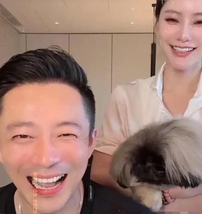 汪小菲最近变化也太大了！以前上镜就像个不会说话的木头，现在和老婆马筱梅一起露面
