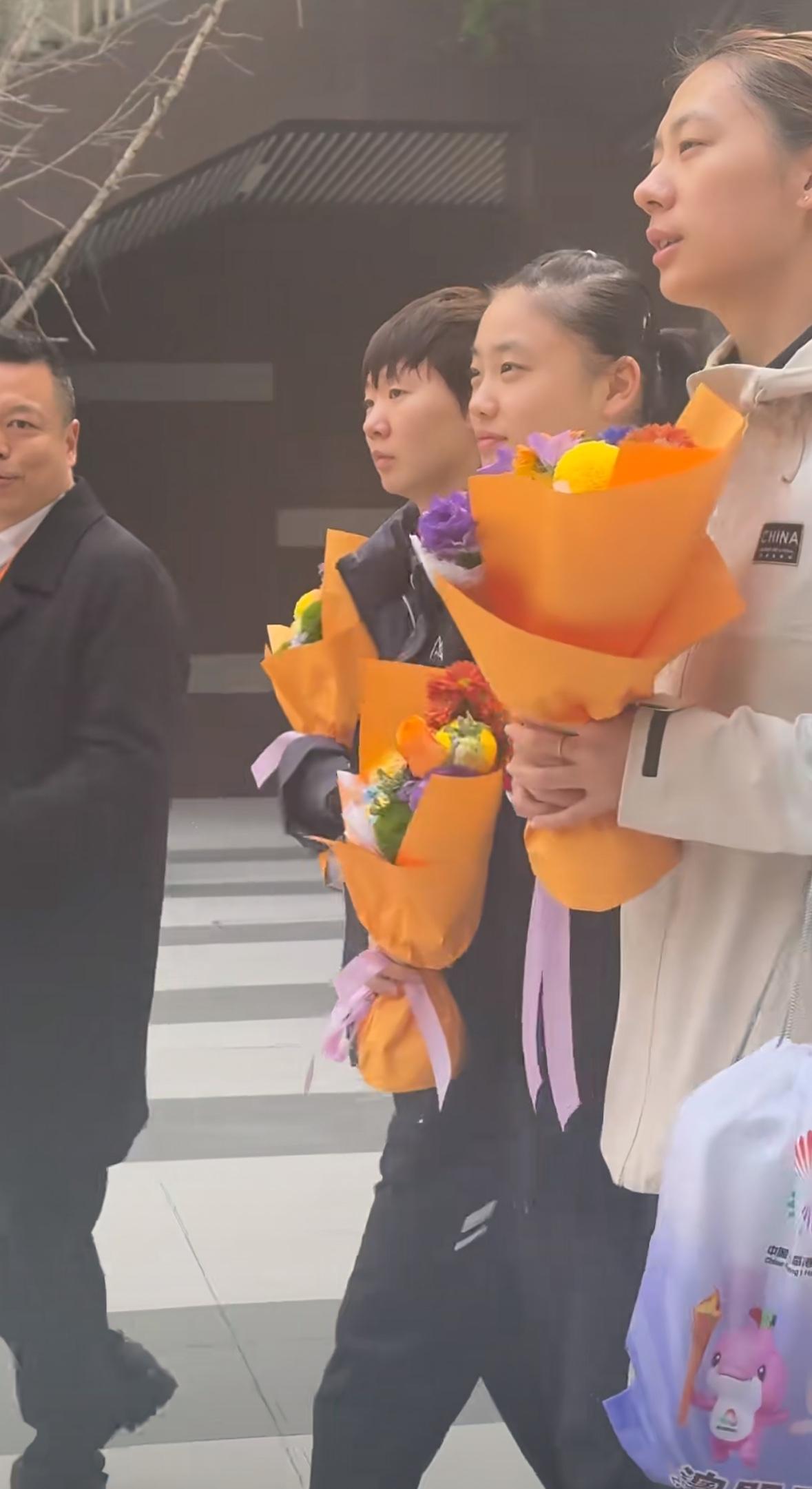 11月27日王曼昱陈熠徐奕参加成都的国球进社区活动“社区变社交”11月27