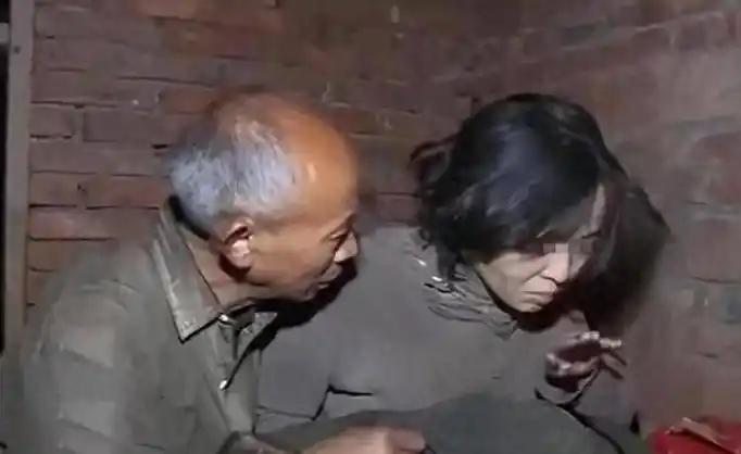 1995年，19岁的女大学生何成慧，被人贩子卖了120块钱。买家，是一个55岁的