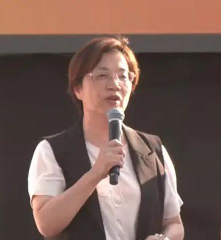 现在国民党终于迎来了大团结，迟迟不愿意表态的彰化县长王美惠出现在了彰化县举办的“