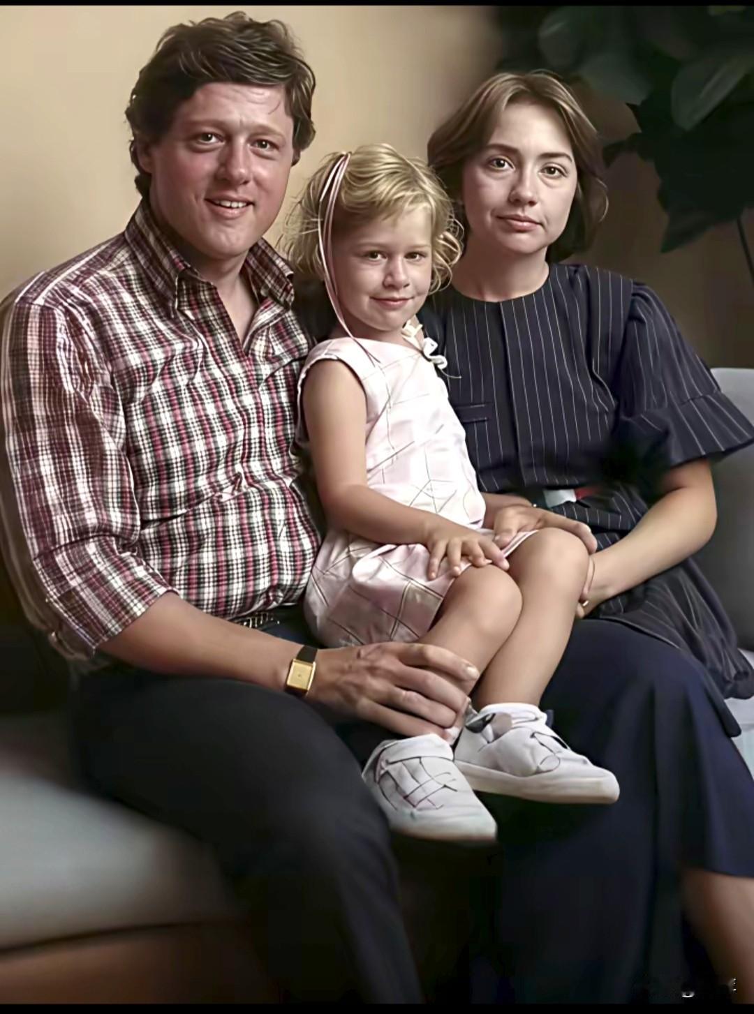 克林顿的一家三口，那时的克林顿看上去还有大肚子！