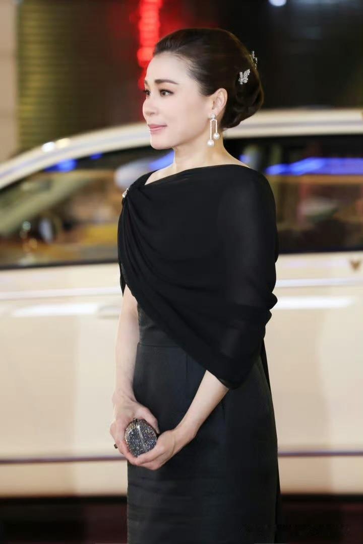 夫妻俩携手出席苏提达王后生日庆典之演出：雪绒花——心中的璀璨之花！苏提达看向玛哈