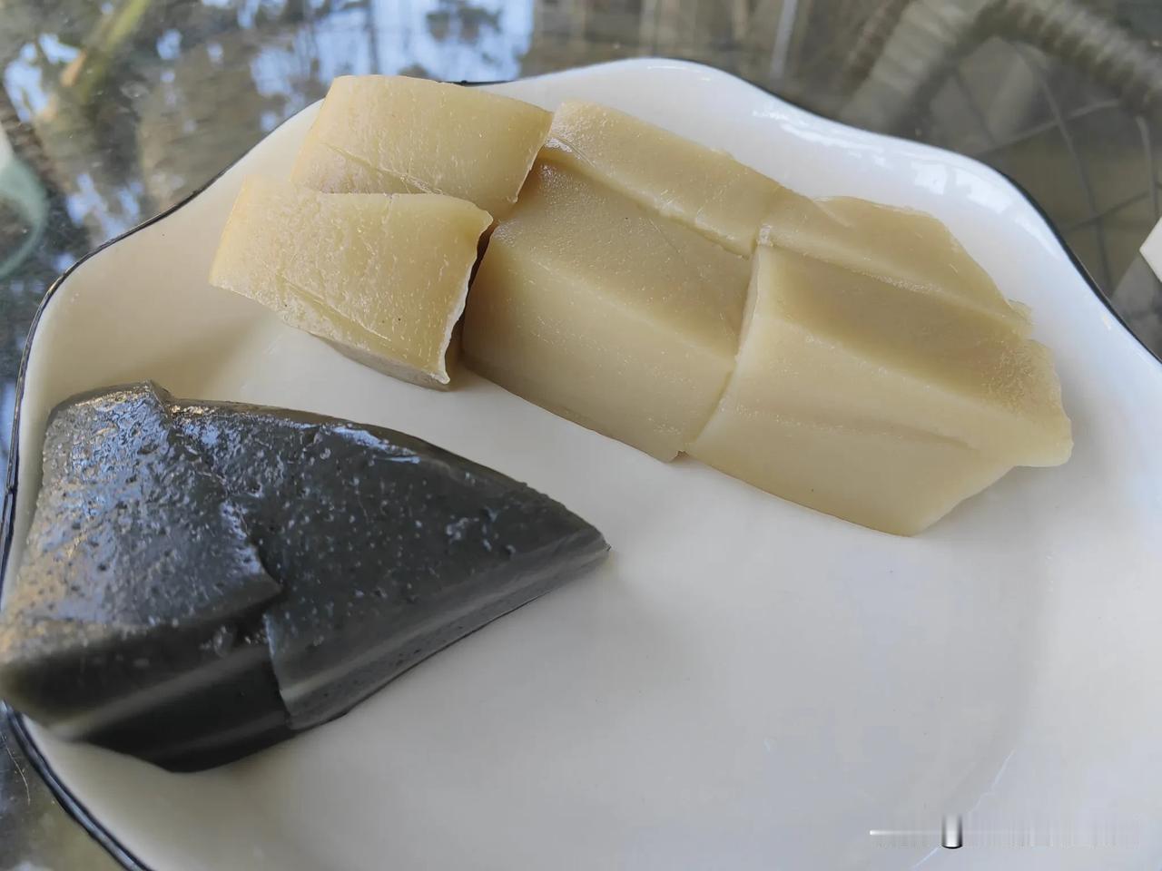 吃在雷州（一）：水饼，童年最熟悉的味道。今天的早餐是在新湖市场买的，买了两种，