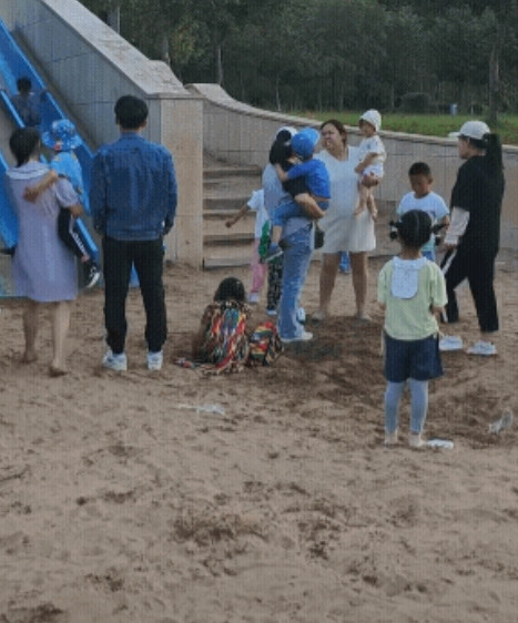 丑人多作怪！新疆昌吉，女子带着女儿去公园玩耍，她女儿不敢玩滑梯，还霸占着滑梯，有