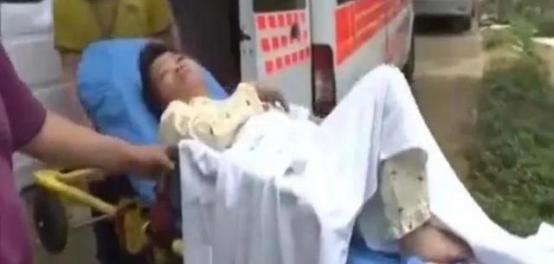 女人抛夫弃子改嫁23年，如今瘫痪后，为了不给现任丈夫和女儿压力，想回前夫家。医院