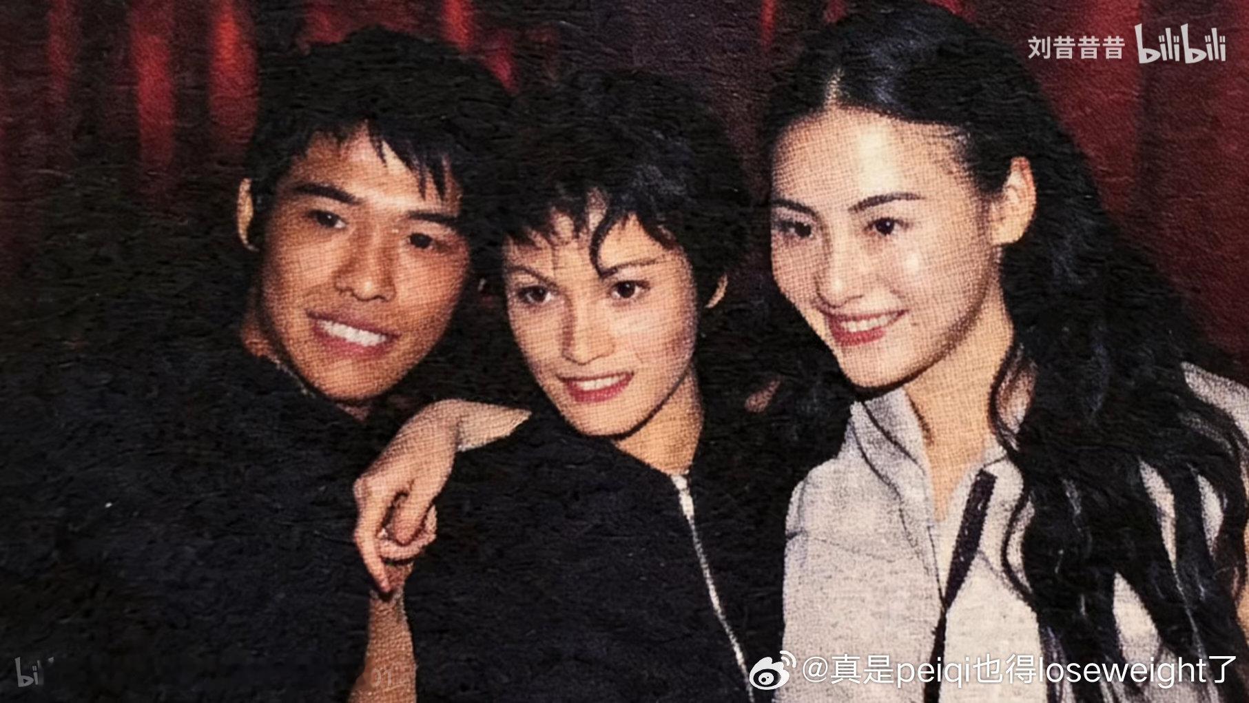 原来张柏芝不是完全的基因彩票1她和妈妈的合影，眉眼鼻子嘴巴明明就是一个模子刻出来