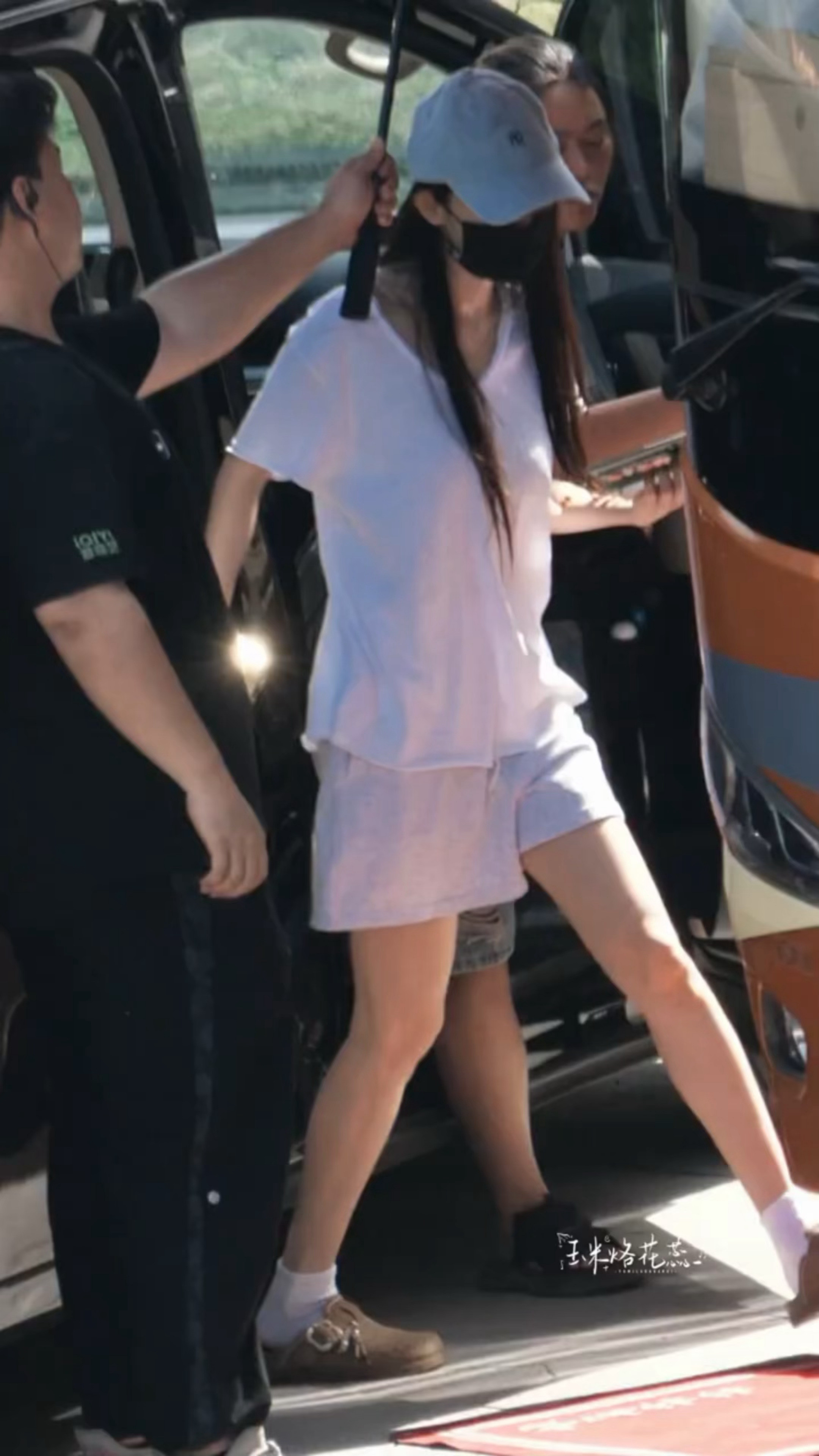 想象中我早上随便穿个白t短裤上班的样子：杨幂我想象中穿白t上班的样子