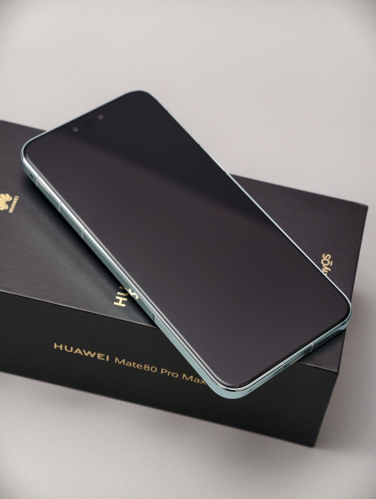 这种圆润的手感只有3d热弯钢化膜可以做到了华为mate80可以闭眼入的钢化膜。