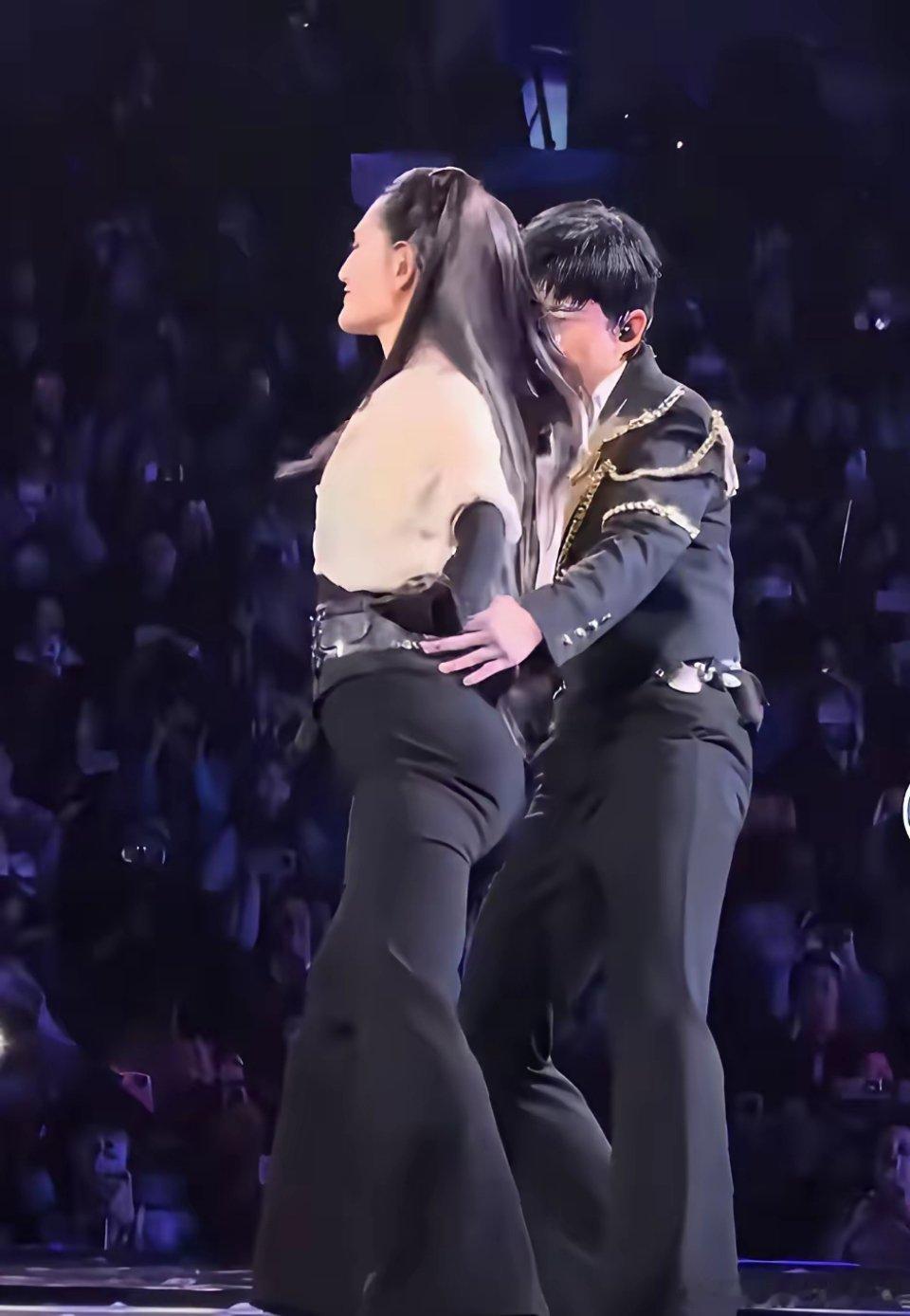 张杰演唱会后台，谢娜脱下外套，紧身裤勾勒出的不是平坦小腹，而是一抹浅浅的隆起。后