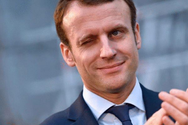 变色龙这次真要变成那只左右摇摆的“高卢鸡”了。马克龙这操作真是让人惊掉下巴，妥