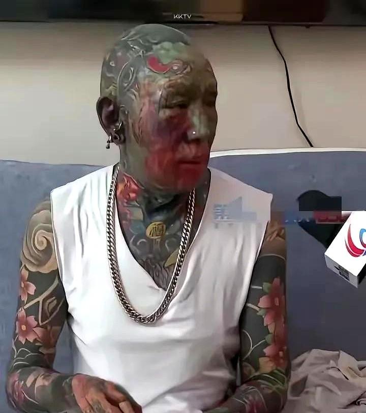大家发现没有？如果美女有一点纹身，看上去漂亮、性感，觉得有点狂野如图左；但是