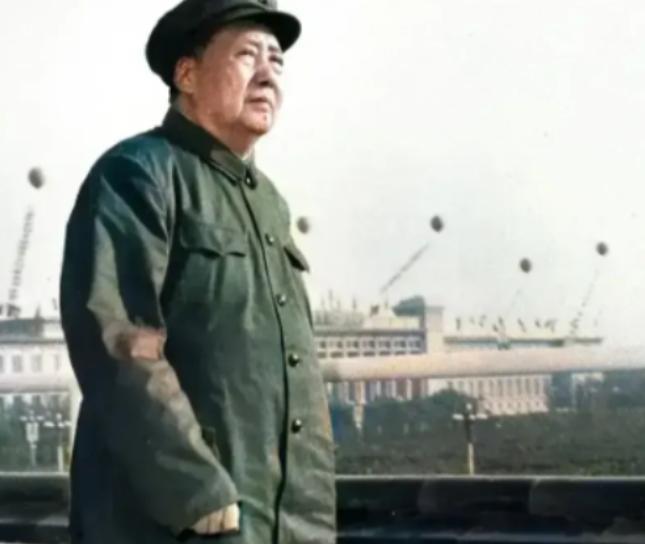 1949年，毛主席正要下令，让解放军渡过长江，解放南京，斯大林却发来一封电报：要
