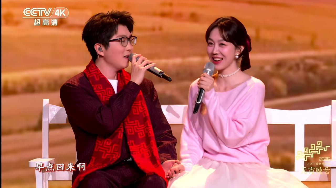毛不易演唱《人间小满》，搭档升级，不再是沈佳润，而是姜妍，终于松了口气跨年晚
