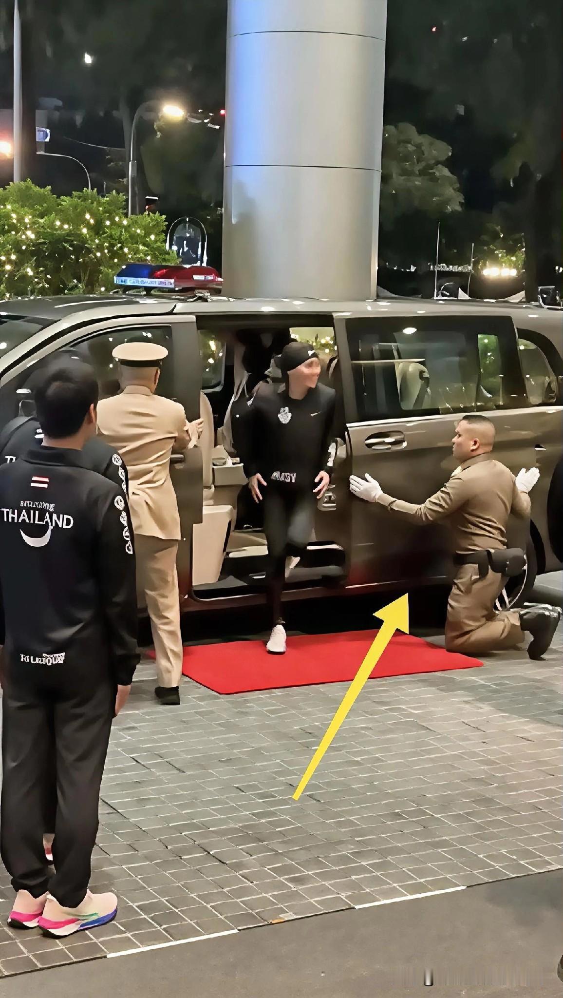 跑完马拉松的苏提拉王后回到酒店，还没下车，工作人员就跪在那儿给开车门。