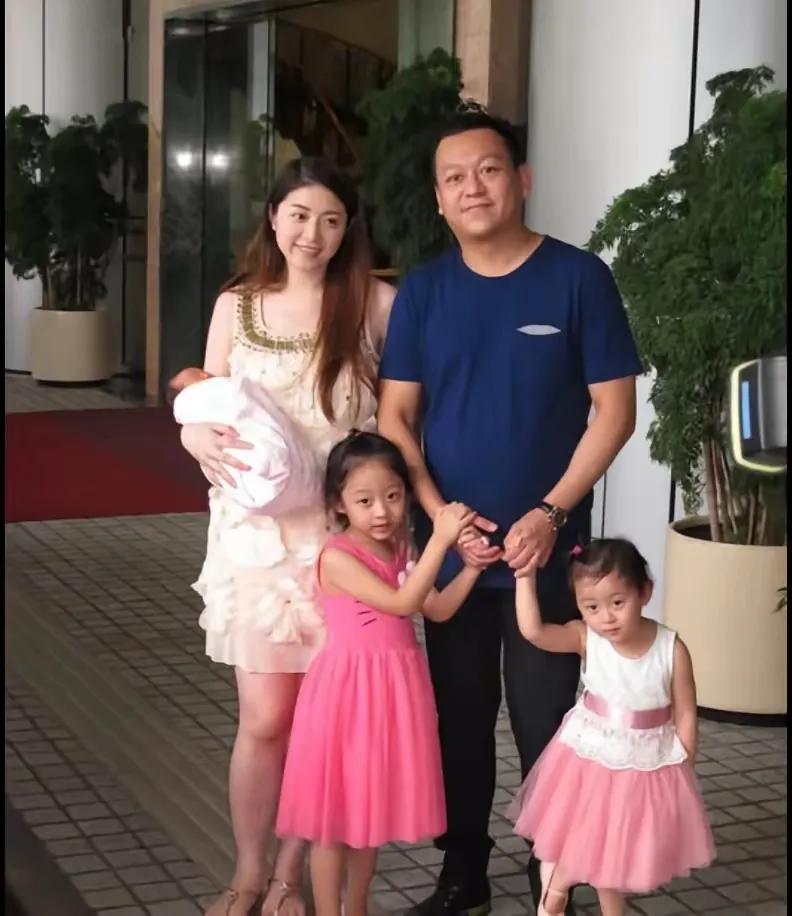 这是什么脑回路？6年搬3次家，就得出结论人家“钱没了”？裙子穿2次，就是豪门