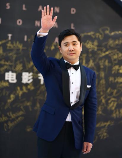 你猜中国电影圈最尴尬的记录是什么？是一个人演了25部电影，票房堆到400亿，中国