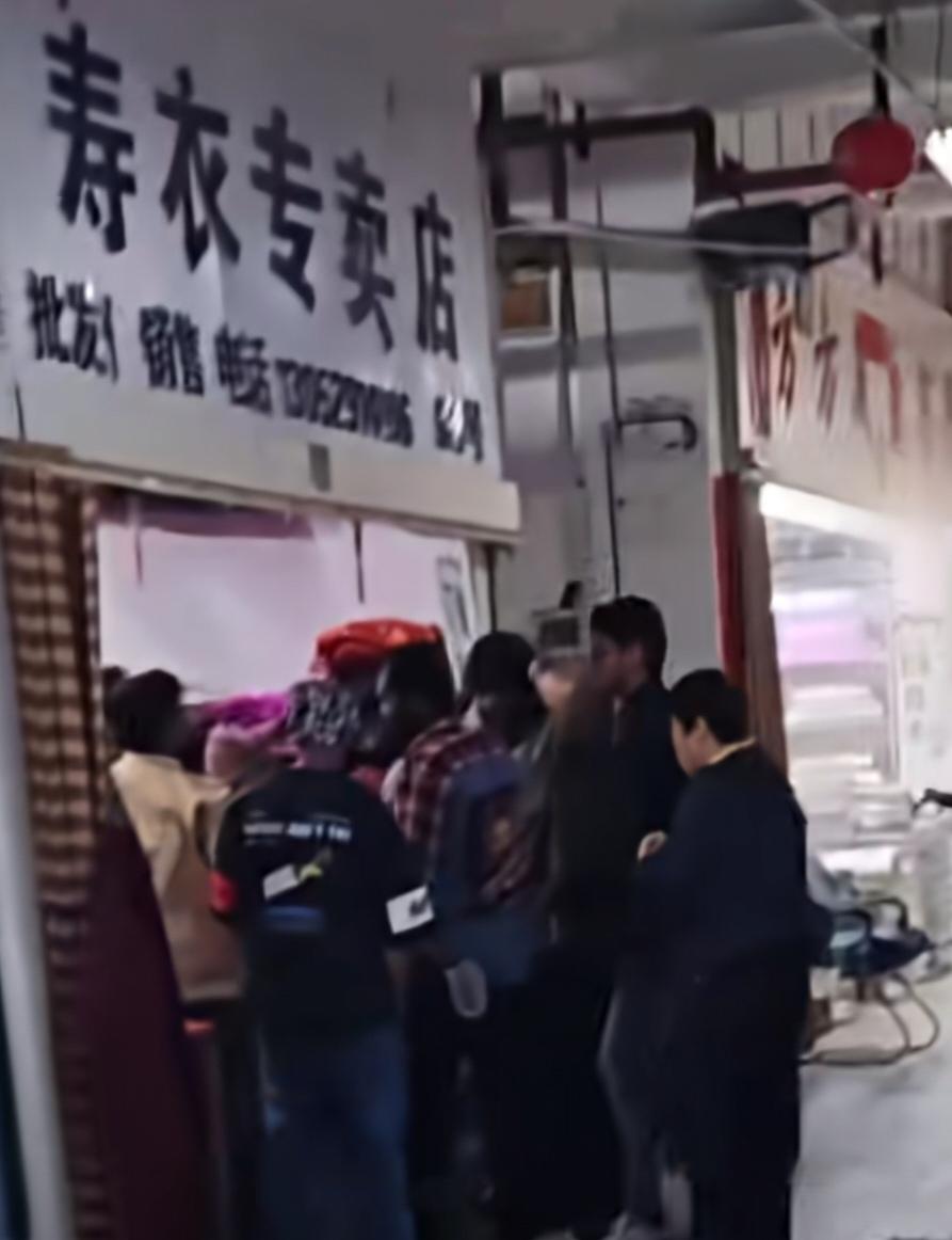 10月19日，江苏镇江扬中，一高端寿衣店被外国人挤满，外国人看不出来是给死去的人