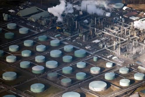 一吨原油进入炼油厂后，可以提炼出300公斤汽油、400公斤柴油和50公斤煤油，剩