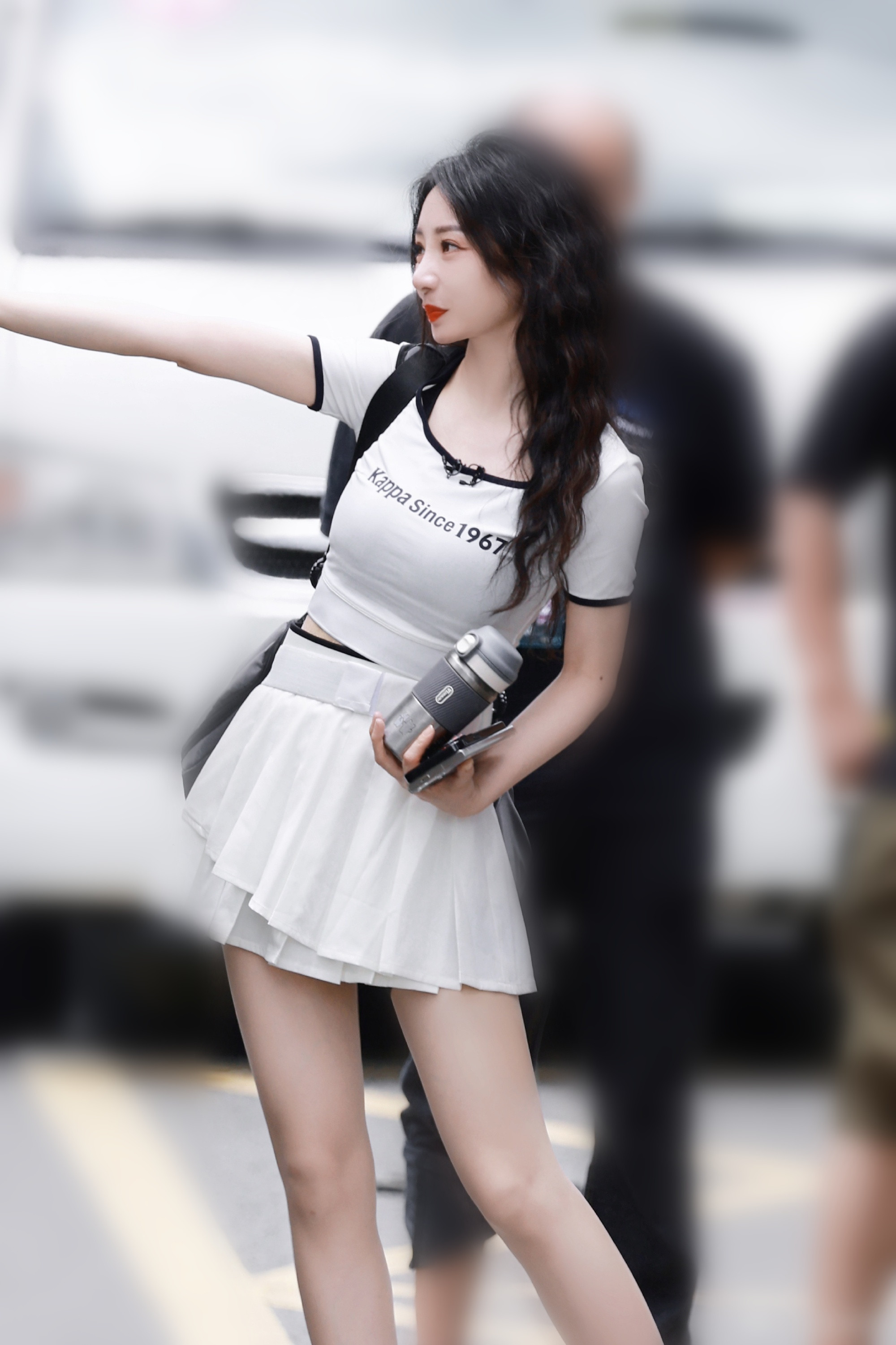 柳岩，白裙子穿搭街头美拍，甜笑可人。柳岩