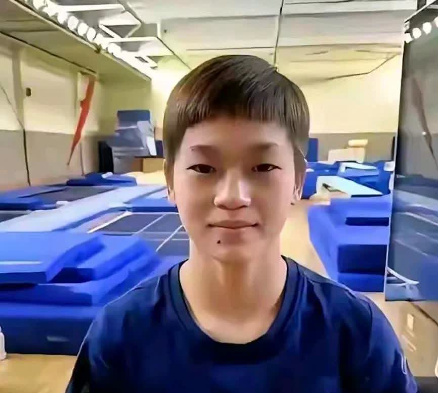 再看全红婵，要从头再来了，头发剪的更短了，人也比以前瘦了些。