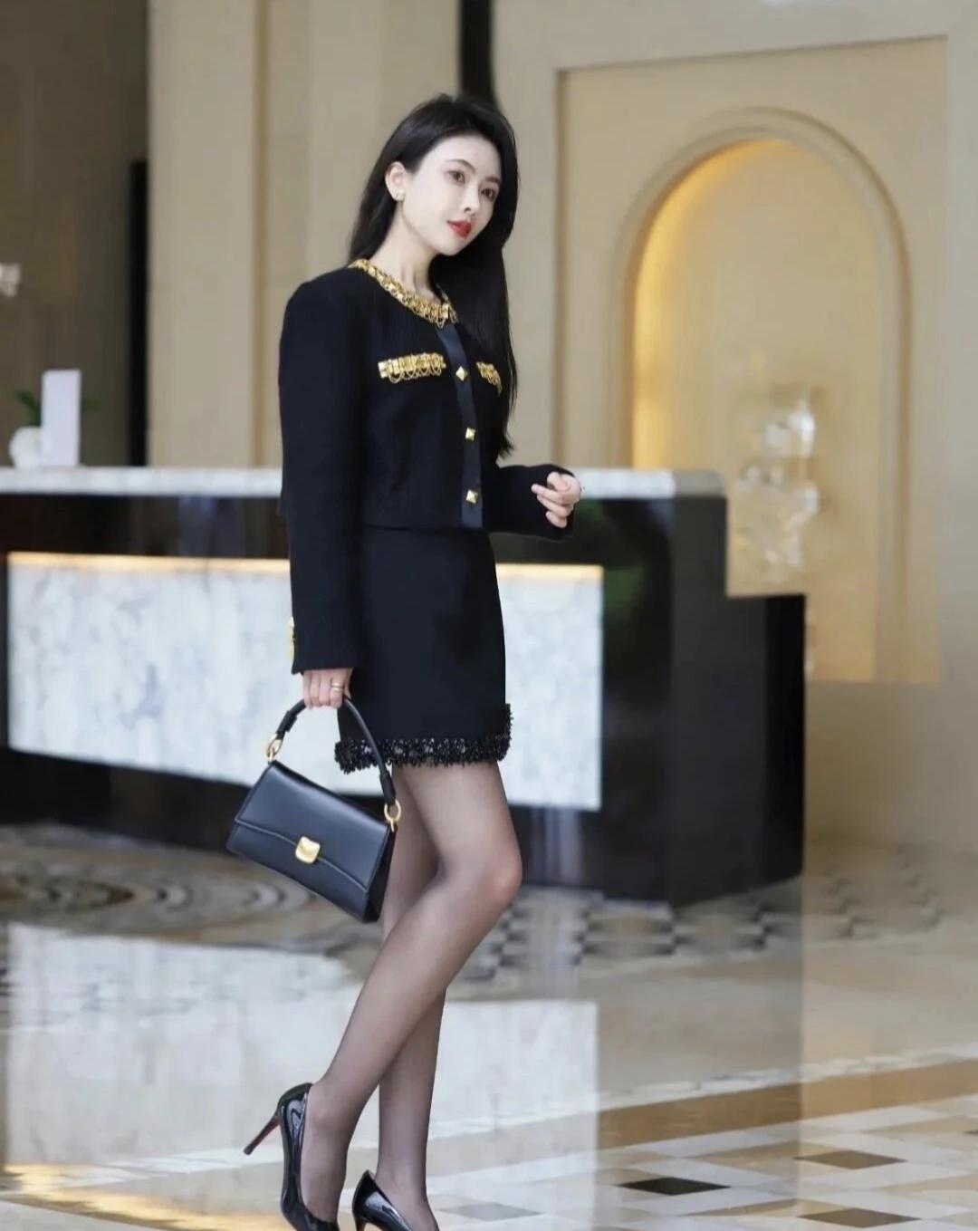 “小香风套装+高跟”，优雅大方，时髦又气质