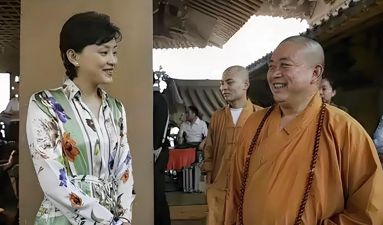 杨澜采访释永信旧照。网上有人翻出了释永信和不同名人会面的旧视频，当年杨澜去采访释