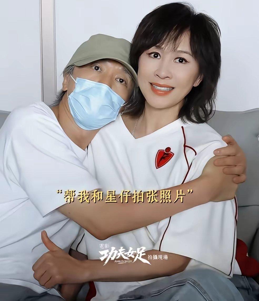 谁懂啊家人们？周星驰搂着刘嘉玲拍了张照。结果拍完却突然变脸说：“这张千万别往外传