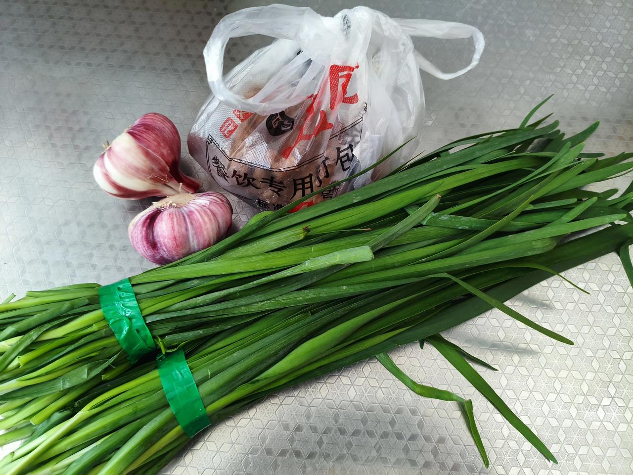 也没买多少东西，就花了58.9元。午饭准备吃饺子，去超市买了两小把韭菜，看见