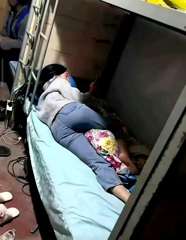 不得不说，小姐姐心真大，这样的环境都敢住。[赞][赞]