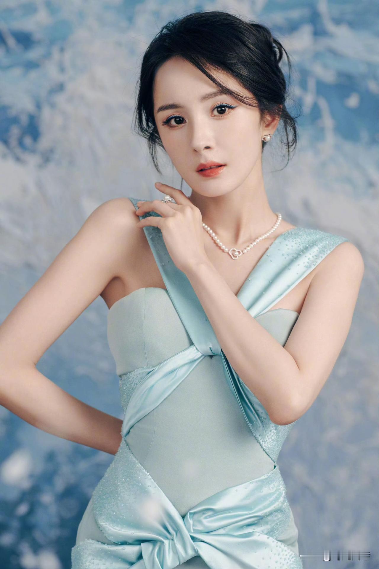 杨幂写真照，浅绿色长裙清新淡雅，优雅迷人！杨幂生图