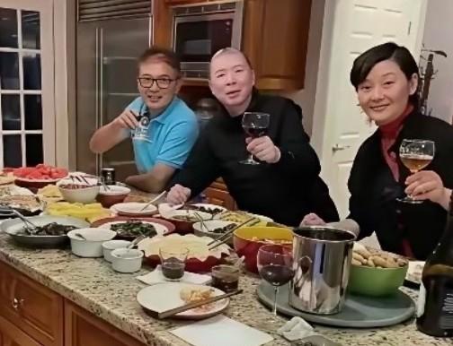 冯导喝洋酒吃美食，好像不需要大家走个面儿。 冯导是北京人，心里应该明白走个面