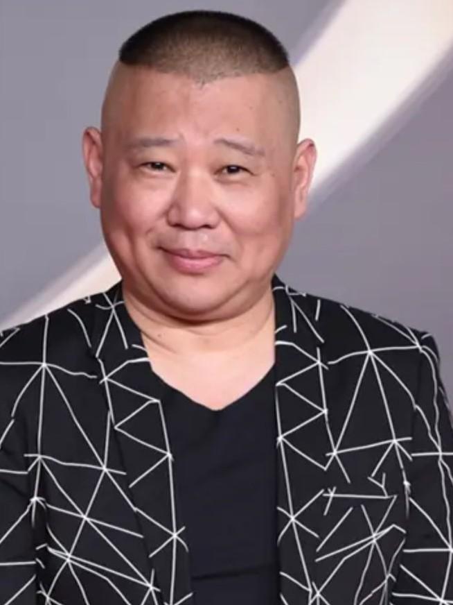 相声名家杨议再次指点郭德纲！昨天杨议直播时表示：郭德纲是艺人，而我是观众，我是不