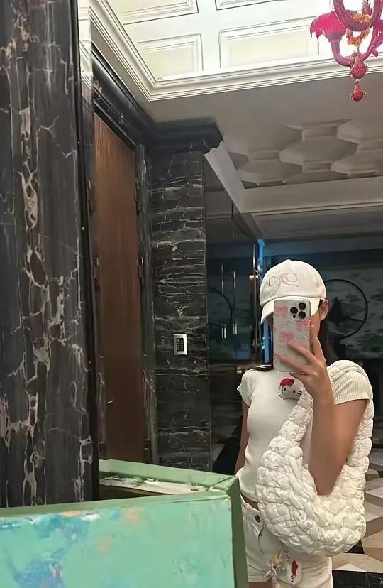 小S13岁的小女儿许老三晒出镜子自拍，实在辣眼。老S家的孩子一个比一个“妖”，全