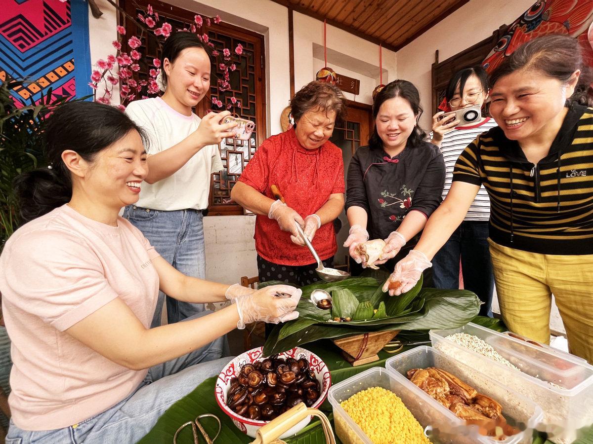 端午临近，宁波奉化长岭社区联合共富工坊，为高龄老人送上特色全鸽粽。这款...