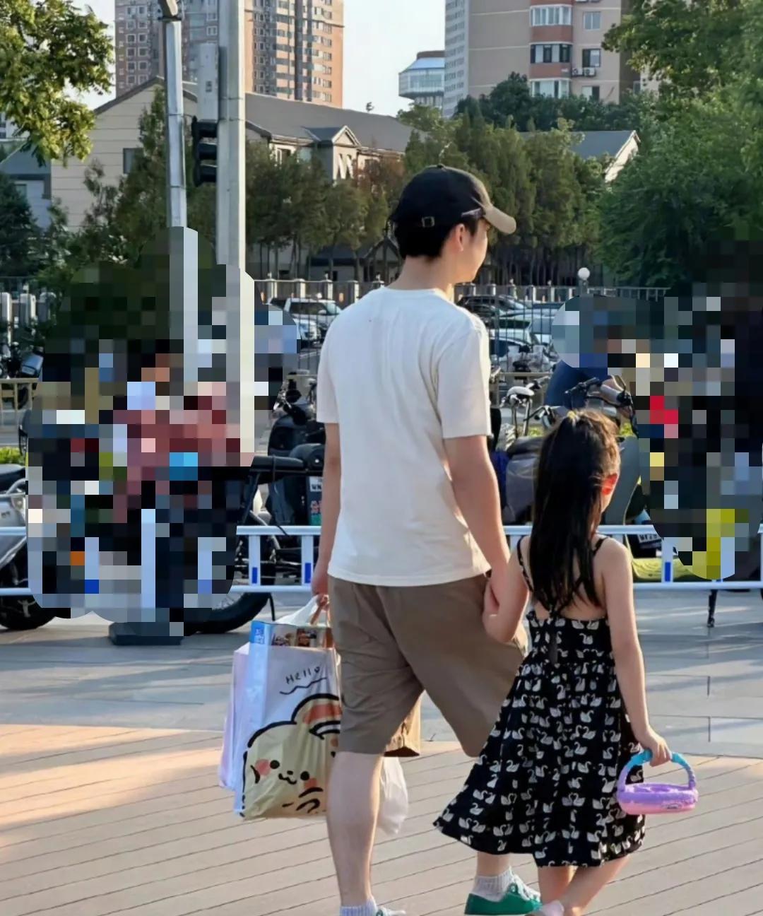 #董子健带女儿跑步#董子健带女儿跑步的镜头被拍到，网友说董子健一直是一个合格的