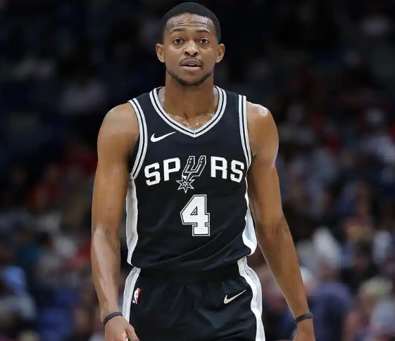 福克斯最的强不是绝对速度，而是快了之后能慢下来看比赛福克斯持球向前很快，但是他