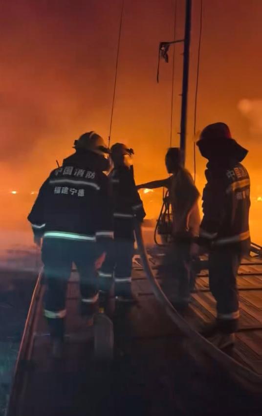 福建宁德突发大火！5小时鏖战背后，渔民的生活何去何从？宁静的深夜，本应是人们安