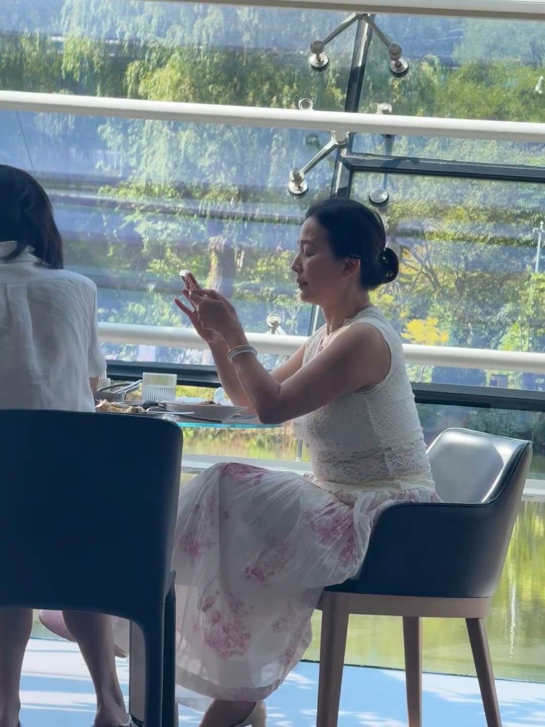 事实证明美人从不低头玩手机，我活该有双下巴​​​