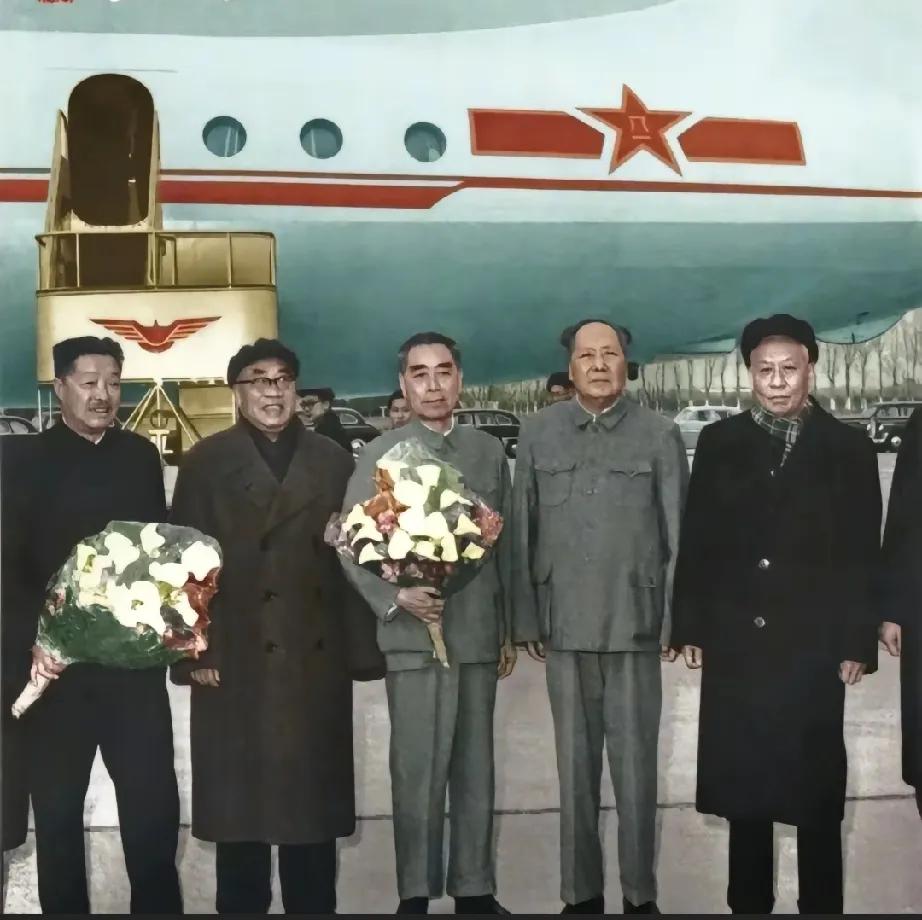 1964年，周总理率代表团访苏回国，毛主席、朱老总、刘少奇等国家领导人亲自到机场