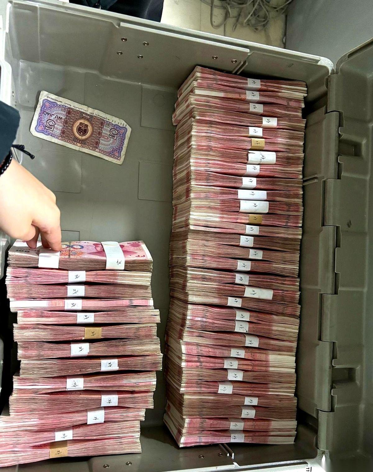 终于，去银行取自己的钱，再也不用像被审犯人一样了。真的，我不知道你们有没有经历