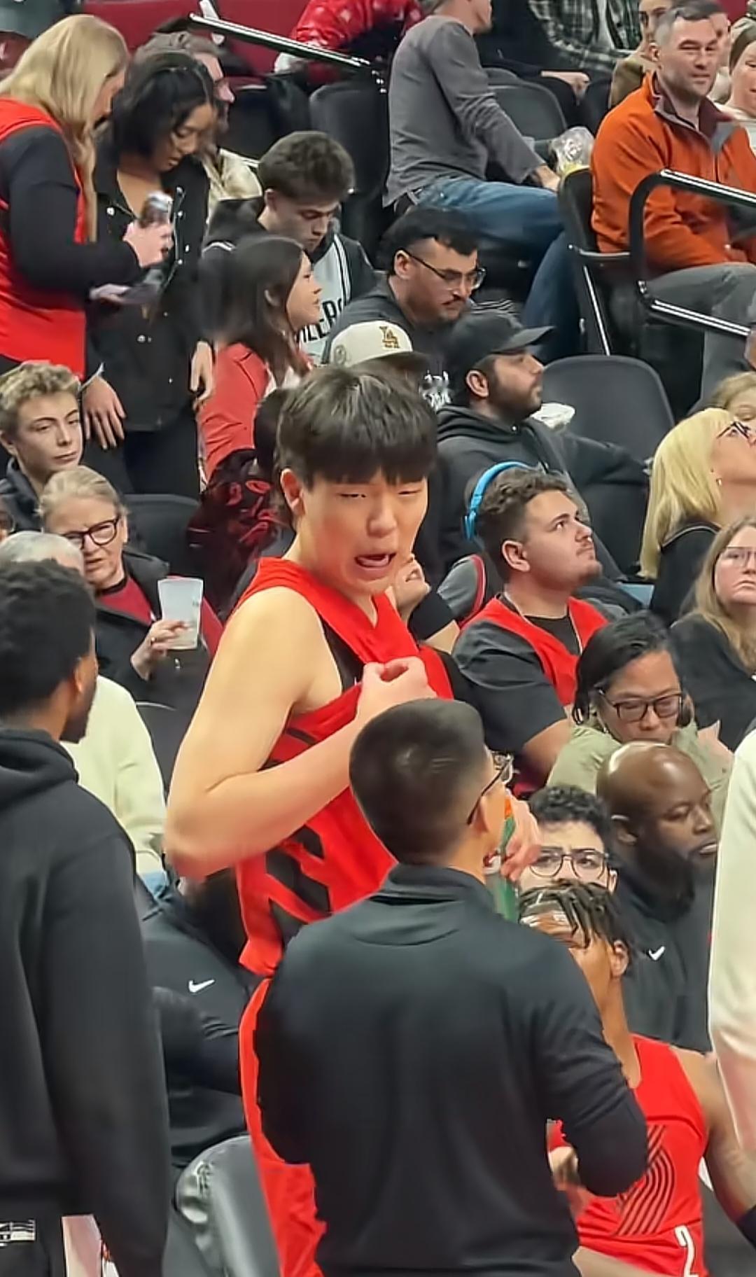 被雪藏五场，杨瀚森用7分钟让教练改写了轮换表。最近三战，他场均轰下12.3分7