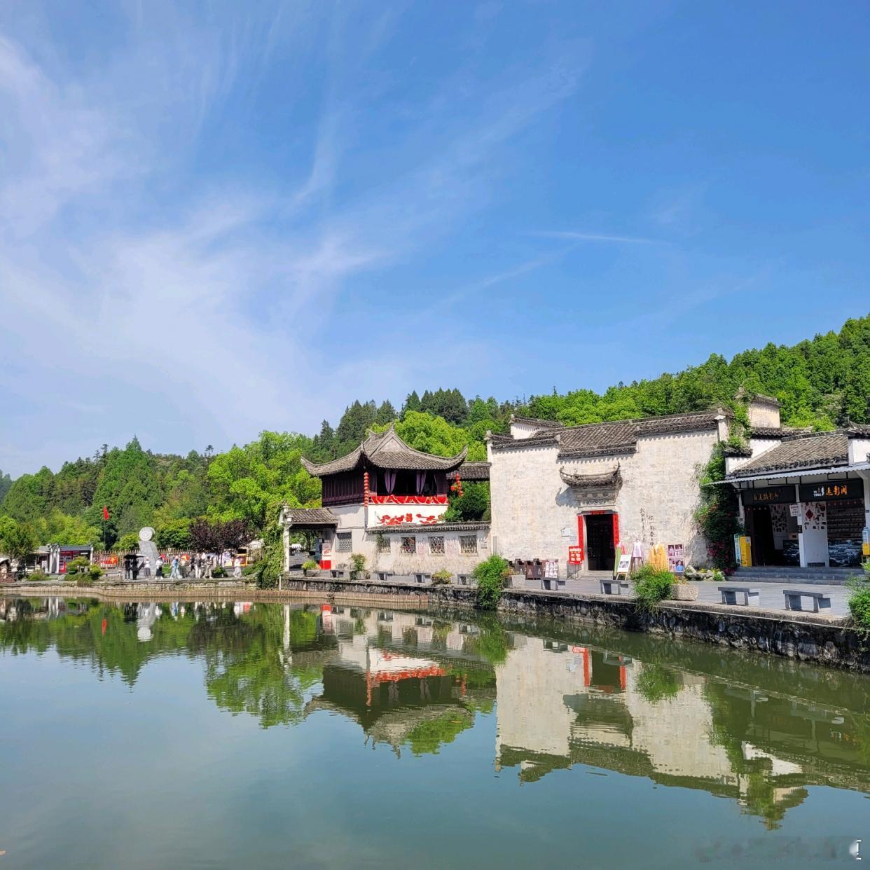 盛夏追光之旅微博旅行ing藏在皖南深山里的西递古村，青瓦白墙映着碧水，马头墙叠着