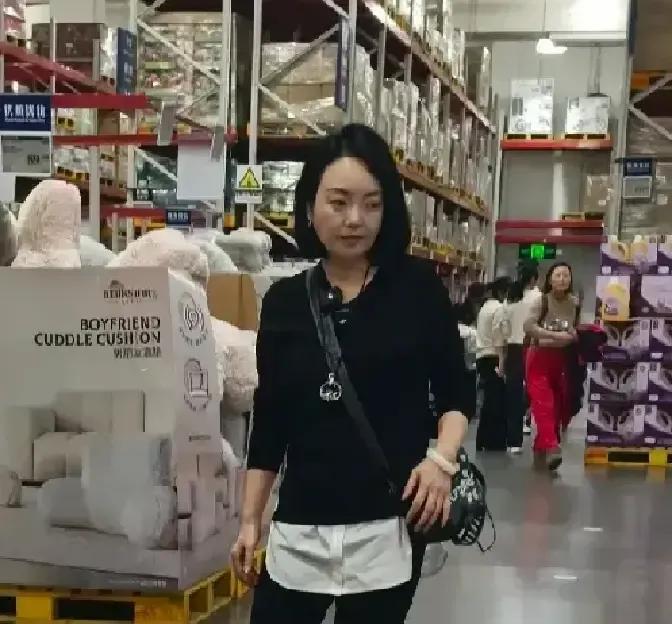 王晓蓉最近在山姆逛超市，边买菜边拍短视频，开始试水自媒体。她是华谊兄弟总裁王中