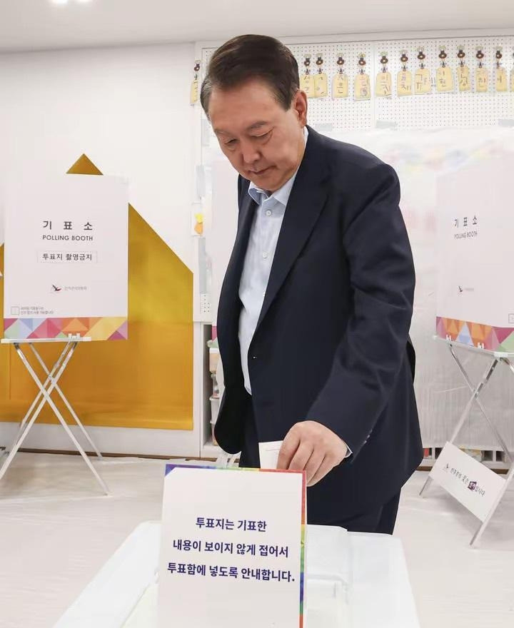 尹锡悦：为了不坐牢，脸皮算个啥---