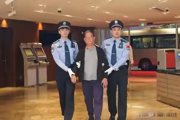但凡手握权柄、大搞特权的贪官，无一不把子女送到美国或其他海外国家，贪来的巨额赃款