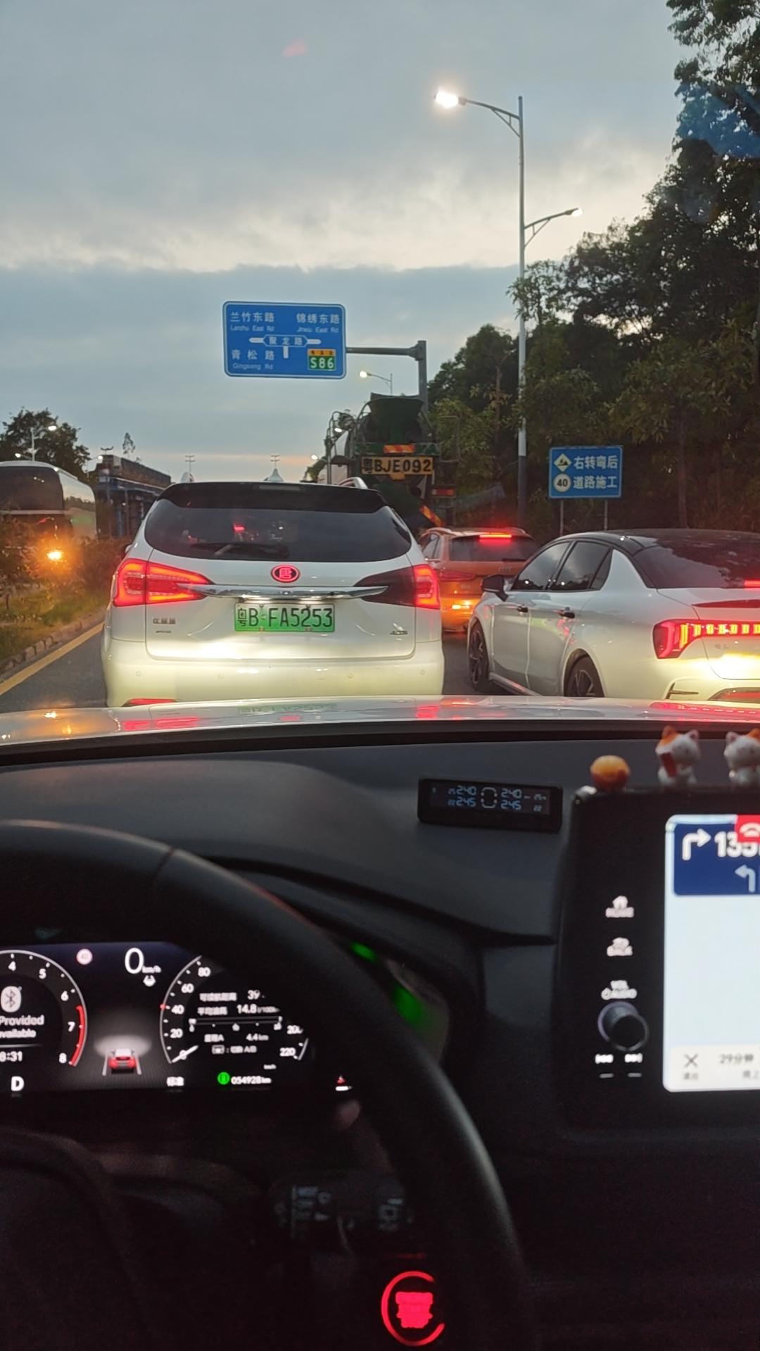 路上开车为什么不喜欢跟在电车后面？有人说是因为相当一部分电车驾驶员的驾驶水平